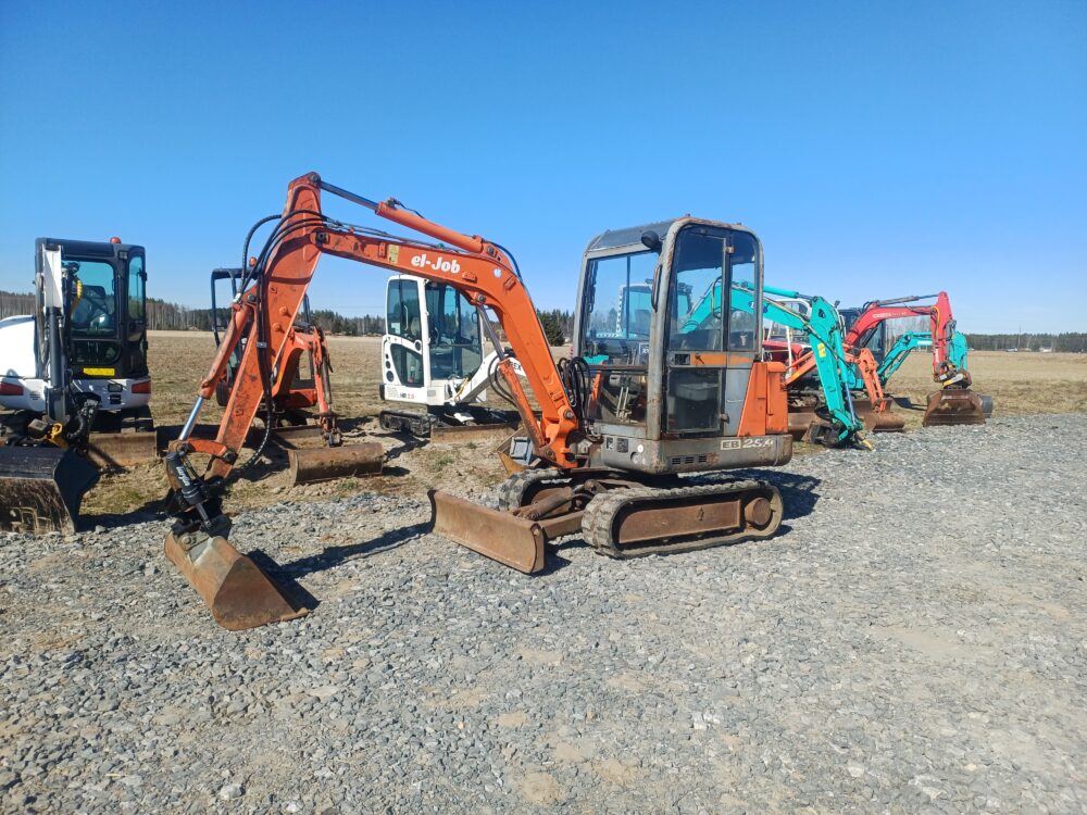 Pel-Job EB25.4/Volvo ec25 kumitelakaivinkone